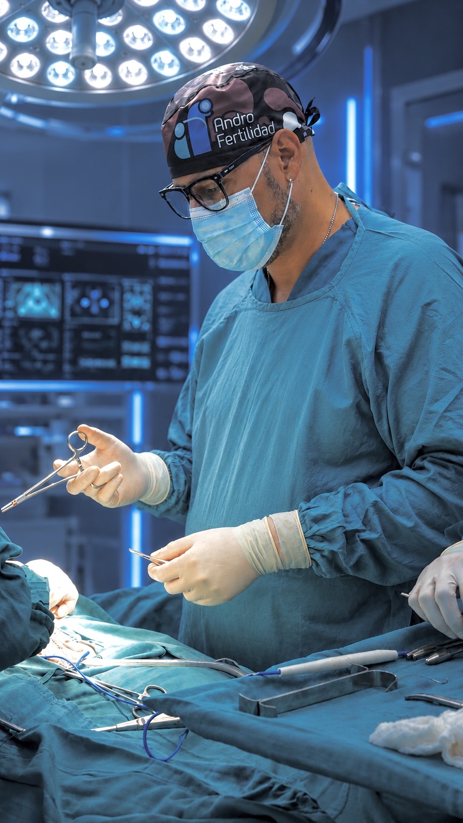 Dr. Eliezer Meleán realizando cirugía especializada en quirófano